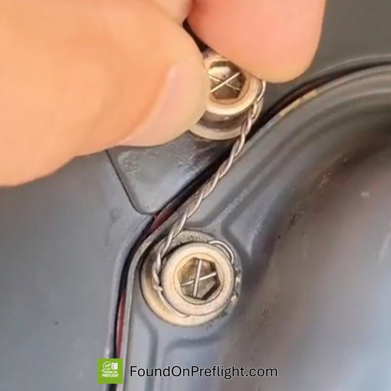 Robinson R22 – Safety Wire and Bolt Loose