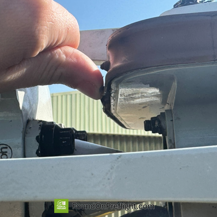 Bell 429 - Main Rotor Lead-lag Dampers Delaminated