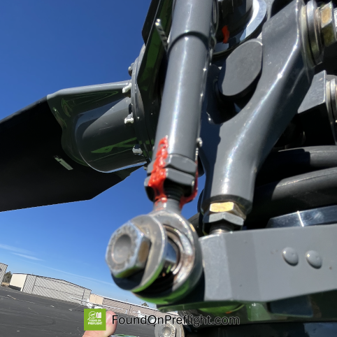 Robinson R22 – Main Rotor Pitch Link Rod End Damage