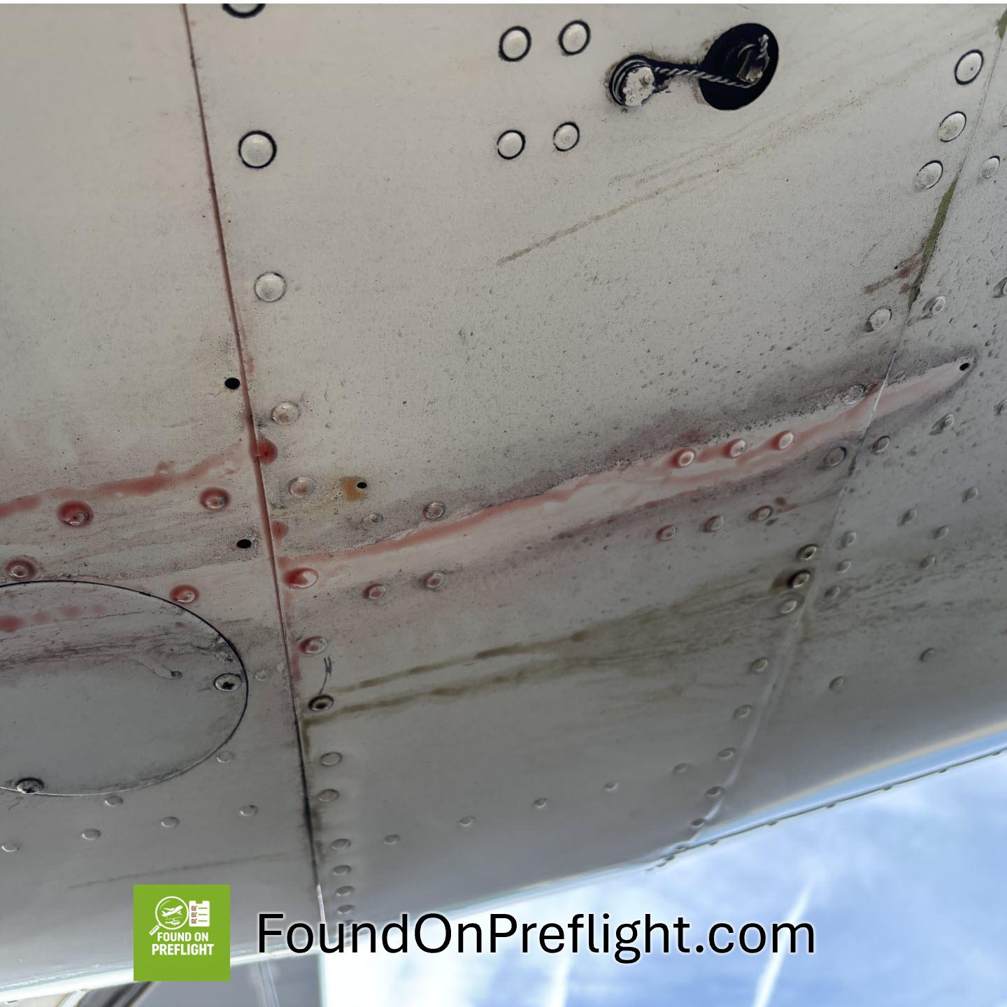 Cessna 172 – Leaking Hydraulic Fluid