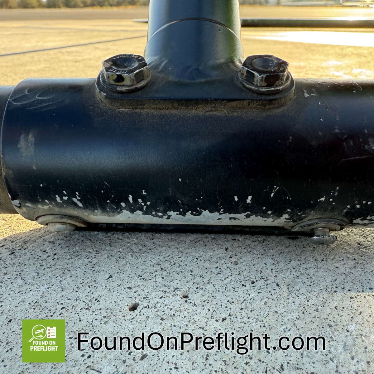R22 - Landing gear screw loose