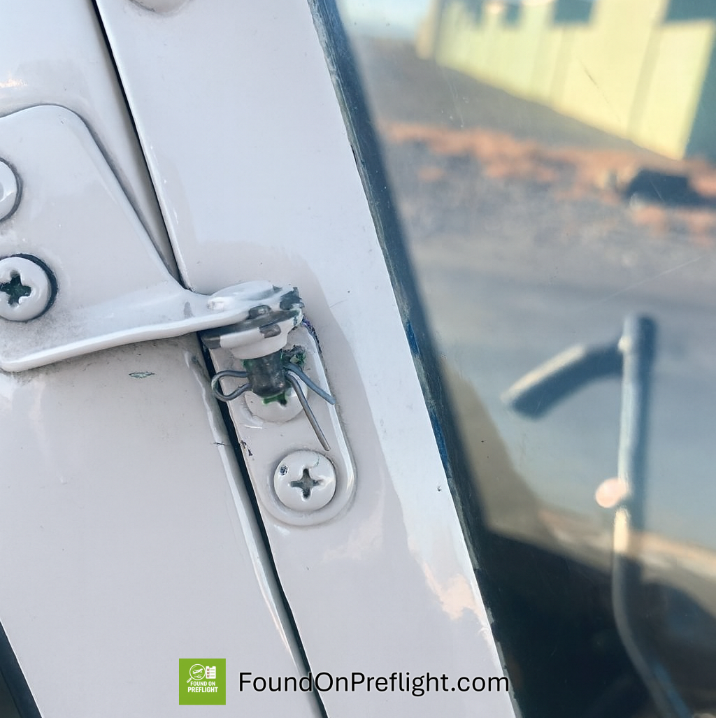 Robinson R22 – Door Pin Installed Incorrectly