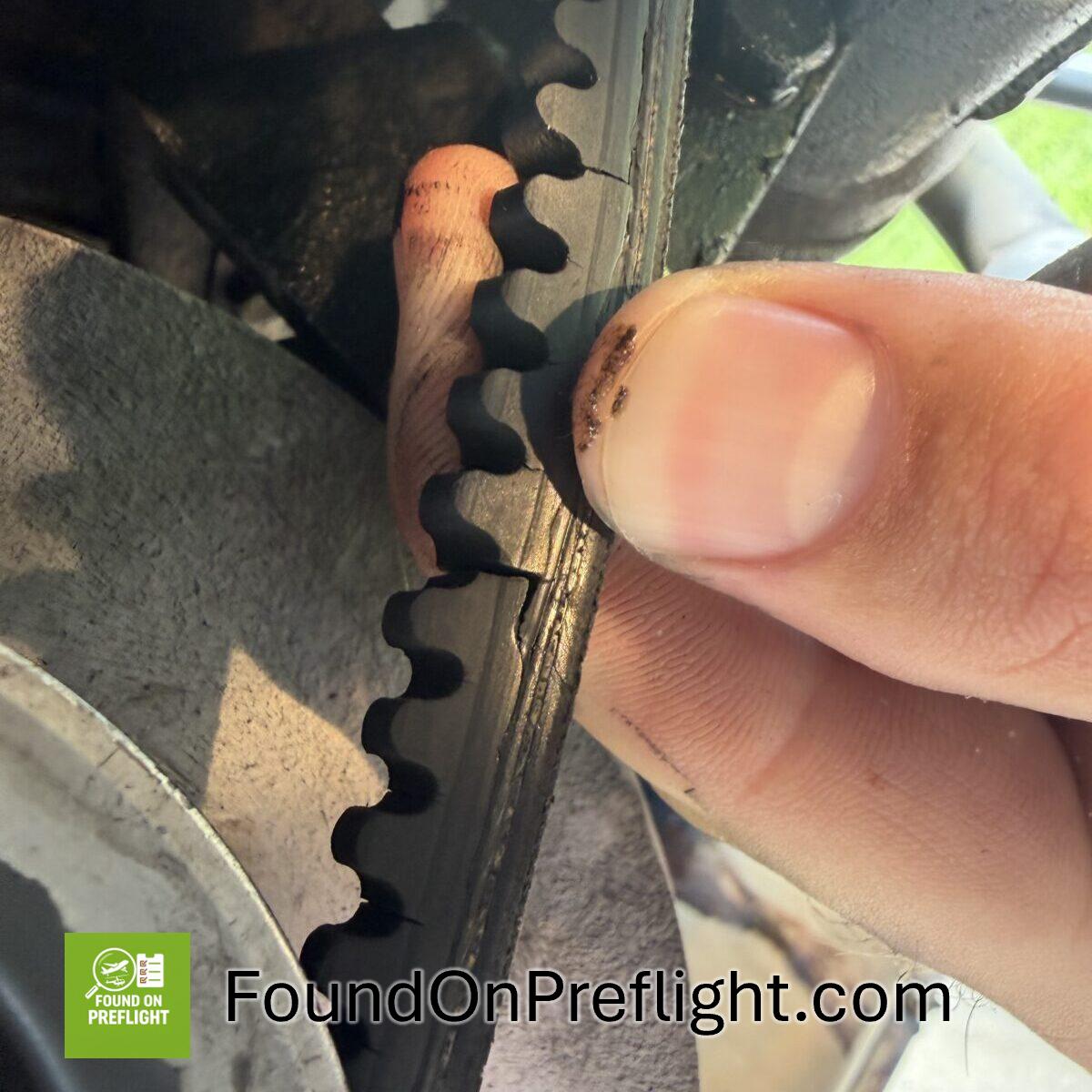 Robinson R22 – Cracked Alternator Belt