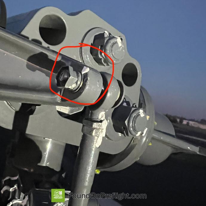 Robinson R22 – Main Rotor Pitch Link Nut Loose