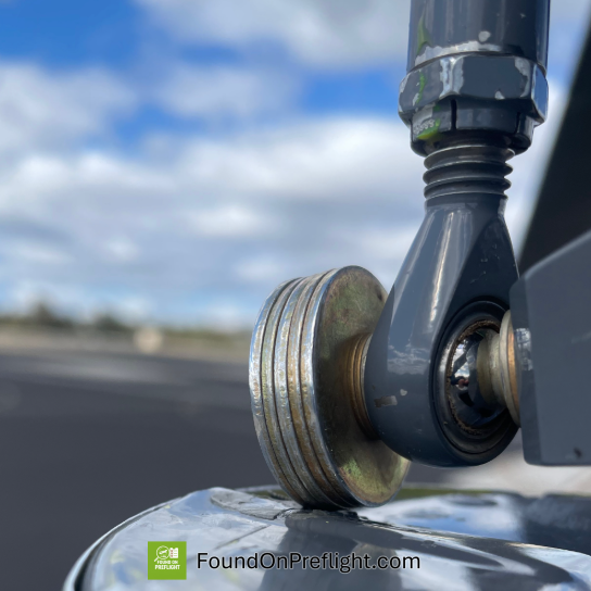 R22 Swashplate pitch link balancing weights contacting mast