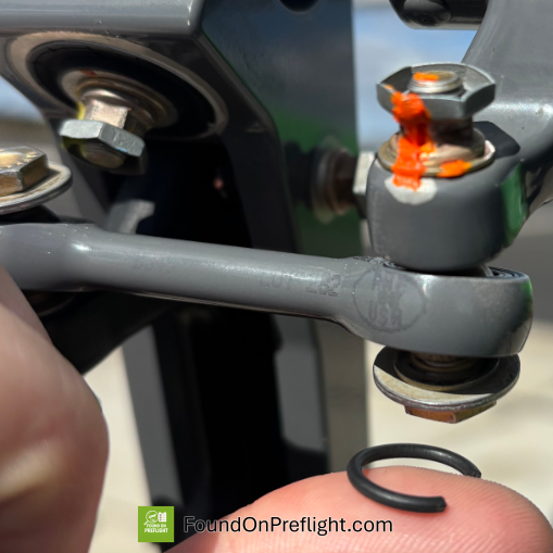 R22 - Tail rotor pitch link rubber spacer broken